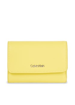 Mały Portfel Damski Calvin Klein Ck Must Small Trifold K60K611934 Żółty ze sklepu eobuwie.pl w kategorii Portfele damskie - zdjęcie 169368150