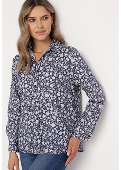Granatowa Koszula w Kwiaty z Dłuższym Tyłem Nirelame ze sklepu Born2be Odzież w kategorii Koszule damskie - zdjęcie 169374760