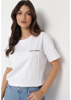 Biały T-shirt Ozdobiony Krótkimi Frędzlami i Koralikami Ralleni ze sklepu Born2be Odzież w kategorii Bluzki damskie - zdjęcie 169391540
