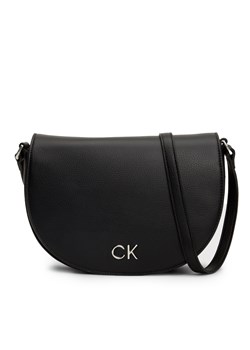 Torebka Calvin Klein Ck Daily Saddle Bag Pebble K60K611679 Czarny ze sklepu eobuwie.pl w kategorii Listonoszki - zdjęcie 169407600