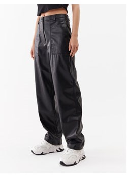 Calvin Klein Jeans Spodnie z imitacji skóry J20J221385 Czarny Regular Fit ze sklepu MODIVO w kategorii Spodnie damskie - zdjęcie 169414014