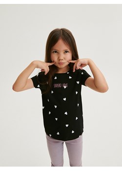 Reserved - Bawełniany t-shirt w serca - czarny ze sklepu Reserved w kategorii Bluzki dziewczęce - zdjęcie 169420551