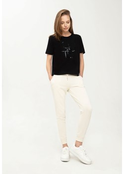 Czarna damska koszulka z subtelnym napisem T-CUTE ze sklepu Volcano.pl w kategorii Bluzki damskie - zdjęcie 169422340