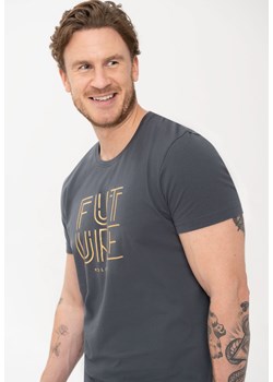T-shirt męski o klasycznym kroju T-FUTURE grafitowy ze sklepu Volcano.pl w kategorii T-shirty męskie - zdjęcie 169422372