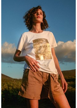 Biała koszulka damska T-MOTIV ze złotym nadrukiem ze sklepu Volcano.pl w kategorii Bluzki damskie - zdjęcie 169422444