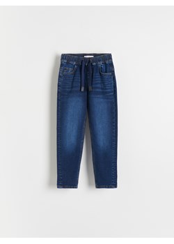 Reserved - Elastyczne jeansy carrot - granatowy ze sklepu Reserved w kategorii Spodnie chłopięce - zdjęcie 169424364