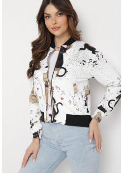 Biała Bluza Bomberka z Uroczym Printem z Kotem Arilles ze sklepu Born2be Odzież w kategorii Bluzy damskie - zdjęcie 169425790