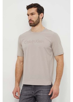 Calvin Klein Performance t-shirt treningowy kolor beżowy z aplikacją ze sklepu ANSWEAR.com w kategorii T-shirty męskie - zdjęcie 169426962