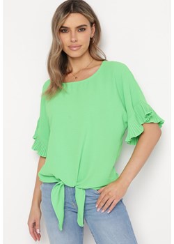 Zielona Bluzka z Ozdobną Falbanką i Wiązaniem na Dole Linasetta ze sklepu Born2be Odzież w kategorii Bluzki damskie - zdjęcie 169431961