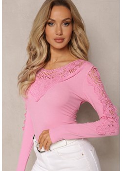Różowa Prążkowana Bluzka z Koronkowymi Wstawkami Averil ze sklepu Renee odzież w kategorii Bluzki damskie - zdjęcie 169437443
