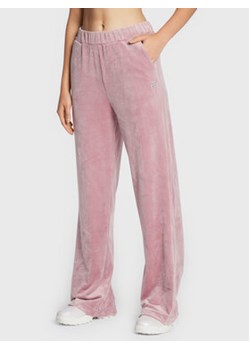 Fila Spodnie dresowe Clamecy FAW0226 Różowy Relaxed Fit ze sklepu MODIVO w kategorii Spodnie damskie - zdjęcie 169439021