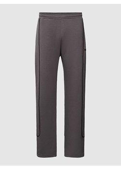Spodnie dresowe z paskami w kontrastowym kolorze ze sklepu Peek&Cloppenburg  w kategorii Spodnie męskie - zdjęcie 169459813