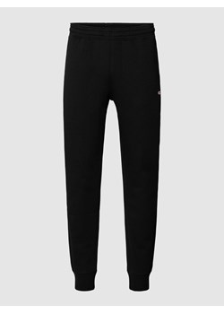 Spodnie dresowe o kroju regular fit z elastycznym pasem ze sklepu Peek&Cloppenburg  w kategorii Spodnie męskie - zdjęcie 169460140