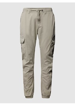 Spodnie sportowe z kieszeniami cargo w jednolitym kolorze ze sklepu Peek&Cloppenburg  w kategorii Spodnie męskie - zdjęcie 169460771