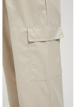 Spodnie cargo z prostymi nogawkami beżowe ze sklepu Moodo.pl w kategorii Spodnie damskie - zdjęcie 169467943