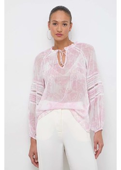 Guess bluzka GILDA damska kolor różowy wzorzysta W3GH60 WDW82 ze sklepu ANSWEAR.com w kategorii Bluzki damskie - zdjęcie 169482120