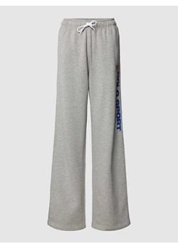 Spodnie dresowe z nadrukiem z logo ze sklepu Peek&Cloppenburg  w kategorii Spodnie damskie - zdjęcie 169484370