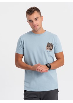 T-shirt męski bawełniany z nadrukiem na klatce piersiowej - jasnoniebieski V2 OM-TSPT-0167 ze sklepu ombre w kategorii T-shirty męskie - zdjęcie 169492084