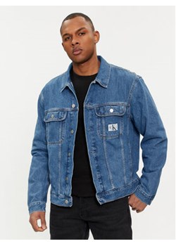 Calvin Klein Jeans Kurtka jeansowa 90's J30J324858 Niebieski Regular Fit ze sklepu MODIVO w kategorii Kurtki męskie - zdjęcie 169493752