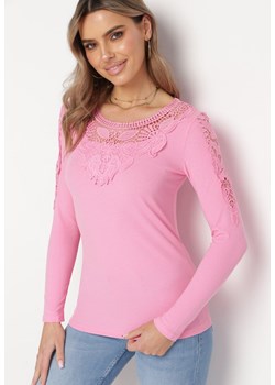 Różowa Elastyczna Bluzka z Ozdobną Koronką Lithaa ze sklepu Born2be Odzież w kategorii Bluzki damskie - zdjęcie 169497141
