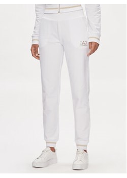 EA7 Emporio Armani Spodnie dresowe 8NTP67 TJTXZ 1100 Biały Regular Fit ze sklepu MODIVO w kategorii Spodnie damskie - zdjęcie 169501081