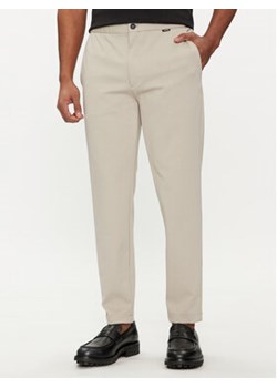 Calvin Klein Spodnie materiałowe K10K113647 Beżowy Comfort Fit ze sklepu MODIVO w kategorii Spodnie męskie - zdjęcie 169501153