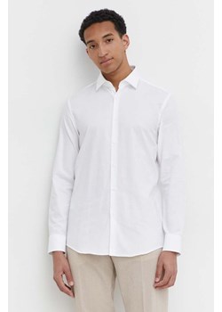 HUGO koszula bawełniana męska kolor biały slim z kołnierzykiem klasycznym 50500965 ze sklepu ANSWEAR.com w kategorii Koszule męskie - zdjęcie 169518524