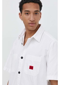 HUGO koszula bawełniana męska kolor biały relaxed z kołnierzykiem klasycznym 50495912 ze sklepu ANSWEAR.com w kategorii Koszule męskie - zdjęcie 169518563