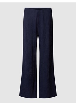 Spodnie materiałowe o rozkloszowanym kroju z fakturowanym wzorem ze sklepu Peek&Cloppenburg  w kategorii Spodnie damskie - zdjęcie 169520700