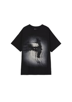 Cropp - Czarna koszulka oversize z nadrukiem - czarny ze sklepu Cropp w kategorii Bluzki damskie - zdjęcie 169531251