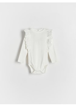 Reserved - Bawełniane body z ażurową falbaną - złamana biel ze sklepu Reserved w kategorii Body niemowlęce - zdjęcie 169531564