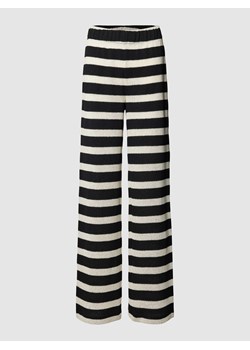 Spodnie o rozkloszowanym kroju ze wzorem w paski ze sklepu Peek&Cloppenburg  w kategorii Spodnie damskie - zdjęcie 169534160