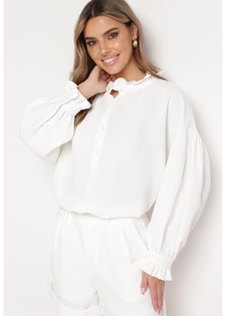 Biała Koszula z Falbanką Wokół Szyi i Szerokimi Rękawami Arikka ze sklepu Born2be Odzież w kategorii Koszule damskie - zdjęcie 169539814