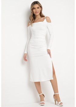 Biała Koktajlowa Sukienka z Wyciętym Ramionami z Klamerką i Marszczeniem Glimie ze sklepu Born2be Odzież w kategorii Sukienki - zdjęcie 169552900