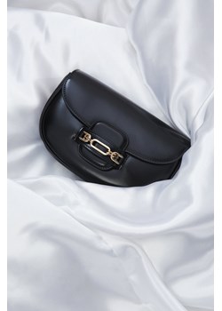 Estro: Czarna torebka damska na ramię z regulowanym paskiem ze sklepu Estro w kategorii Listonoszki - zdjęcie 169558510
