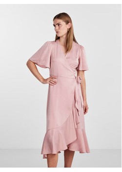 YAS Sukienka koktajlowa Thea 26028890 Różowy Standard Fit ze sklepu MODIVO w kategorii Sukienki - zdjęcie 169565894