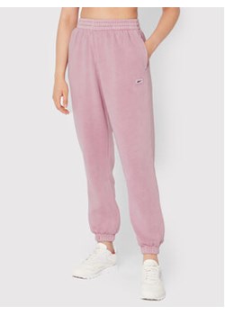 Reebok Spodnie dresowe Classics Natural Dye HK4953 Różowy Relaxed Fit ze sklepu MODIVO w kategorii Spodnie damskie - zdjęcie 169570354