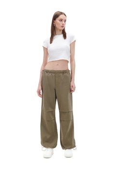 Cropp - Brązowe spodnie parachute - brązowy ze sklepu Cropp w kategorii Spodnie damskie - zdjęcie 169588582