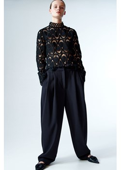H & M - Zwężane spodnie z diagonalu - Czarny ze sklepu H&M w kategorii Spodnie damskie - zdjęcie 169593132