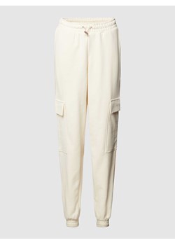 Spodnie dresowe z nakładanymi kieszeniami model ‘SAKI’ ze sklepu Peek&Cloppenburg  w kategorii Spodnie damskie - zdjęcie 169603471