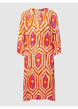 Sukienka o długości do kolan z wiązanym paskiem ze sklepu Peek&Cloppenburg  w kategorii Sukienki - zdjęcie 169608591