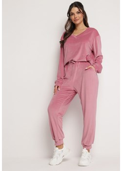 Różowy Welurowy Komplet Dresowy Bluza z Trójkątnym Dekoltem i Spodnie z Kieszeniami Onchia ze sklepu Born2be Odzież w kategorii Dresy damskie - zdjęcie 169629362