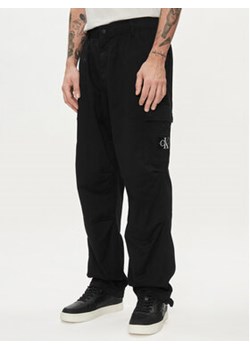 Calvin Klein Jeans Spodnie materiałowe J30J325116 Czarny Straight Fit ze sklepu MODIVO w kategorii Spodnie męskie - zdjęcie 169634872