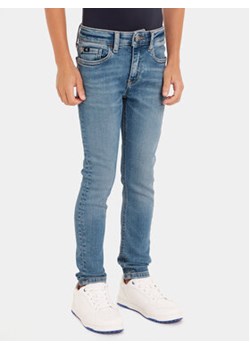 Calvin Klein Jeans Jeansy IB0IB01995 Niebieski Skinny Fit ze sklepu MODIVO w kategorii Spodnie chłopięce - zdjęcie 169634984