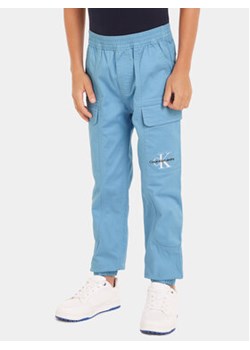 Calvin Klein Jeans Joggery IB0IB01675 Niebieski Regular Fit ze sklepu MODIVO w kategorii Spodnie chłopięce - zdjęcie 169635180