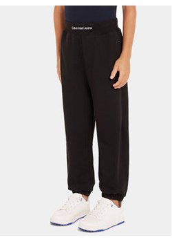 Calvin Klein Jeans Spodnie dresowe Intrasia Logo IB0IB02081 Czarny Regular Fit ze sklepu MODIVO w kategorii Spodnie chłopięce - zdjęcie 169635920
