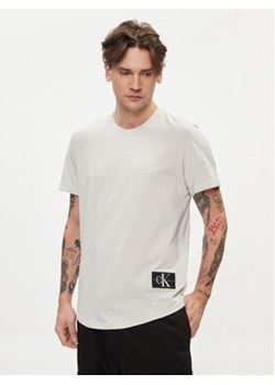 Calvin Klein Jeans T-Shirt J30J323482 Szary Regular Fit ze sklepu MODIVO w kategorii T-shirty męskie - zdjęcie 169636213