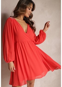 Czerwona Sukienka z Gumką w Talii i Kopertowym Dekoltem Ozodbiona Cyrkoniami Razamma ze sklepu Renee odzież w kategorii Sukienki - zdjęcie 169641141