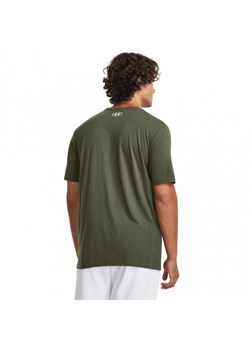Męski t-shirt z nadrukiem Under Armour UA Camo Chest Stripe SS - zielony ze sklepu Sportstylestory.com w kategorii T-shirty męskie - zdjęcie 169641893