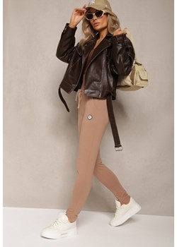Ciemnobeżowe Spodnie Dresowe Ozdobione Małą Naszywką Nulorea ze sklepu Renee odzież w kategorii Spodnie damskie - zdjęcie 169645422